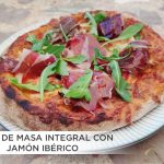 Pizza masa integral con jamón ibérico y rúcula